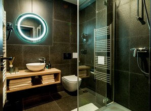Bruser, gratis toiletartikler, hårtørrer, håndklæder