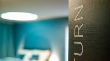 Apartment | Minibar, desk, laptop workspace, soundproofing