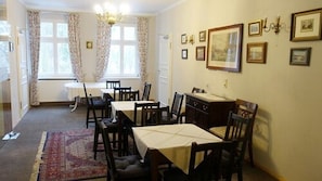 Päivittäinen buffetaamiainen (5 EUR per henkilö)