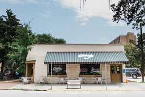 Exterior - Serene, Charming Pet Friendly Historic District Townhome by Lucky Savannah (Savannah)