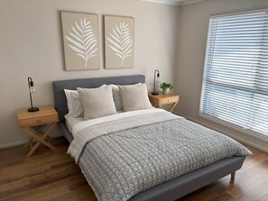 4 bedrooms, iron/ironing board, WiFi, bed sheets