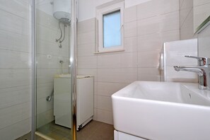 Shower, hair dryer, towels