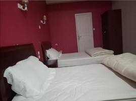 Habitación triple | Escritorio, wifi gratis, ropa de cama