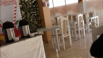 Se sirven desayunos, almuerzos, cenas y cocina local e internacional