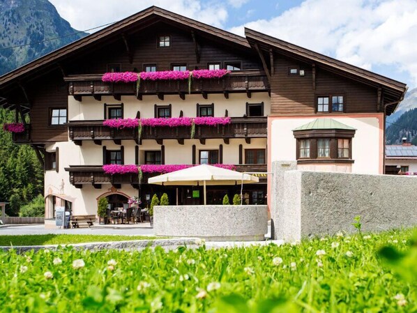 Vista frontal de la propiedad