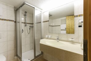 Regadera, secadora de cabello, toallas, jabón 