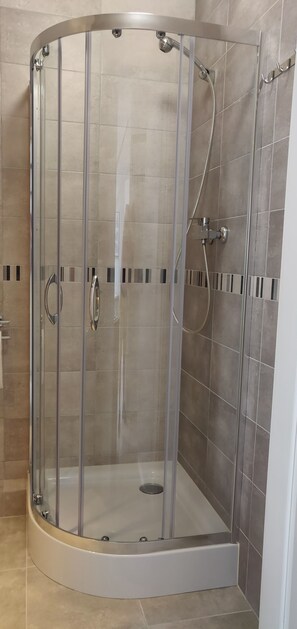 Apartment (C) | Bathroom | Shower, hair dryer, towels, soap