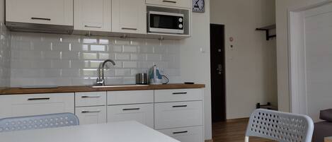 Apartment (B) | Private kitchenette | Fridge, microwave, stovetop, coffee/tea maker