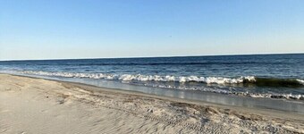 Nauti Dreamz – 4BR Family Beach Retreat, Steps from Oak Island Shore!