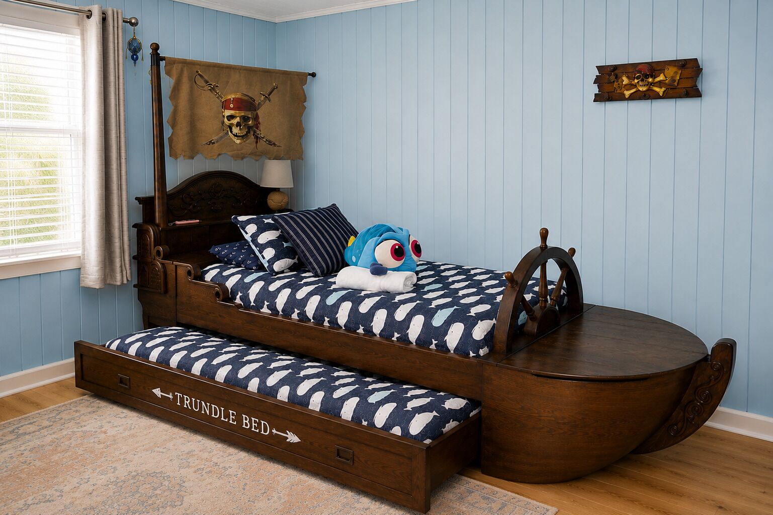 Ein schlafgemach im maritimen Stil mit Etagenbett, Schiffsrad und Totenkopf- und Knochenflagge.