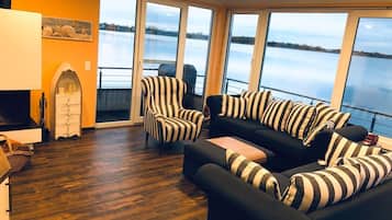 Deluxe huis | Woonruimte | Een flatscreentelevisie, een open haard en een dvd-speler