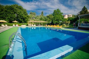 Una piscina al aire libre de temporada