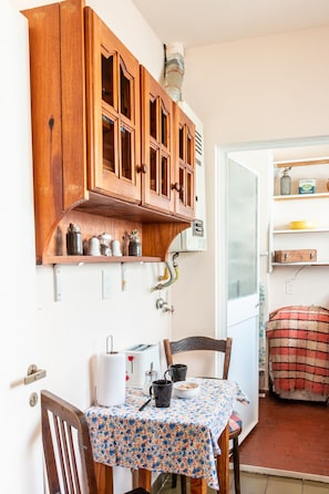 Appartement, 1 chambre | Restauration dans la chambre