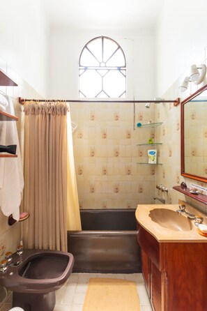 Apartment, 2 Schlafzimmer | Badezimmer | Duschwanne, Haartrockner, Handtücher