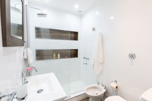 Appartement, 2 chambres | Salle de bain | Douche, articles de toilette gratuits, serviettes fournies