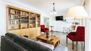 Appartement, 3 slaapkamers | Woonruimte | Flatscreentelevisie
