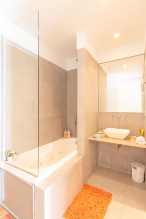 Apartment | Bathroom | Combined shower/tub, towels