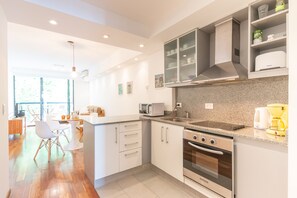 Apartamento | Cozinha privada | Geladeira grande, micro-ondas, fogão, cooktop