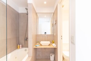 Appartement | Salle de bain | Ensemble baignoire-douche, serviettes fournies