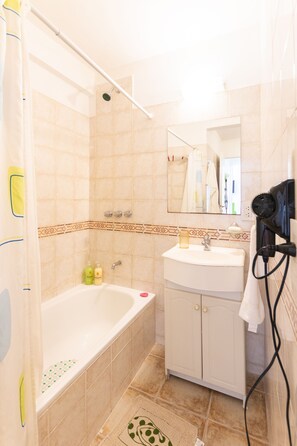 Appartement, 1 chambre | Salle de bain | Ensemble baignoire-douche, serviettes fournies