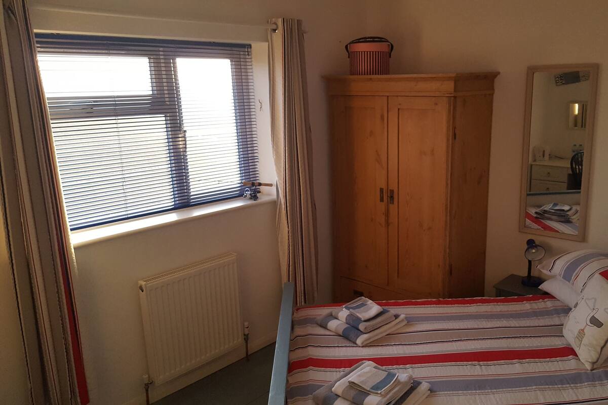 Deluxe Double Room | Hypo-allergenic bedding available, desk, iron/ironing board, WiFi (free)