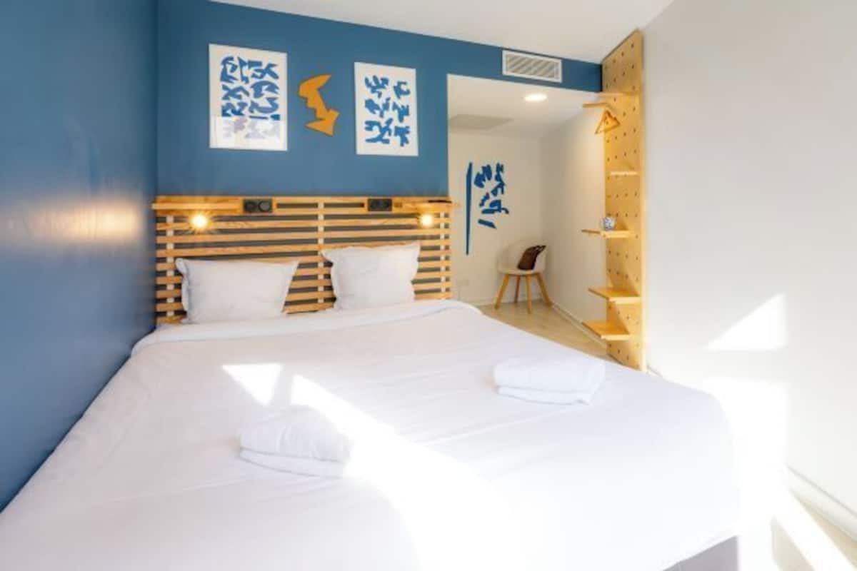 Quartos à prova de som, Wi-Fi de cortesia, roupa de cama