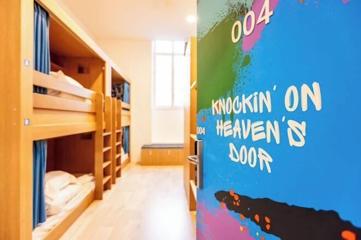 Quartos à prova de som, Wi-Fi de cortesia, roupa de cama