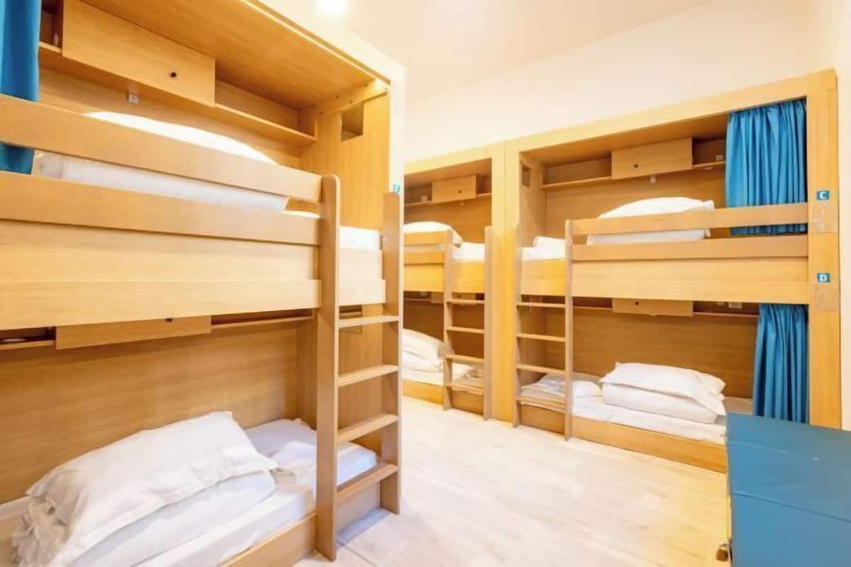 Quartos à prova de som, Wi-Fi de cortesia, roupa de cama