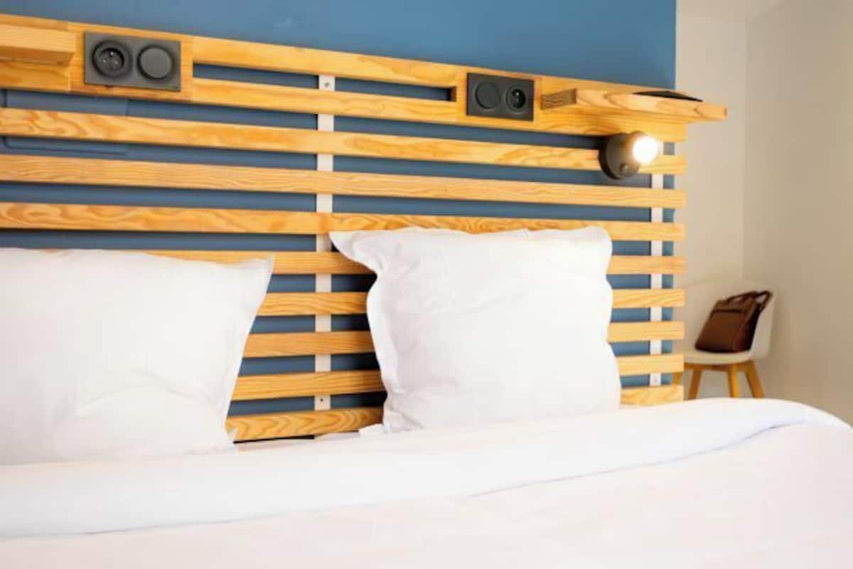 Quartos à prova de som, Wi-Fi de cortesia, roupa de cama