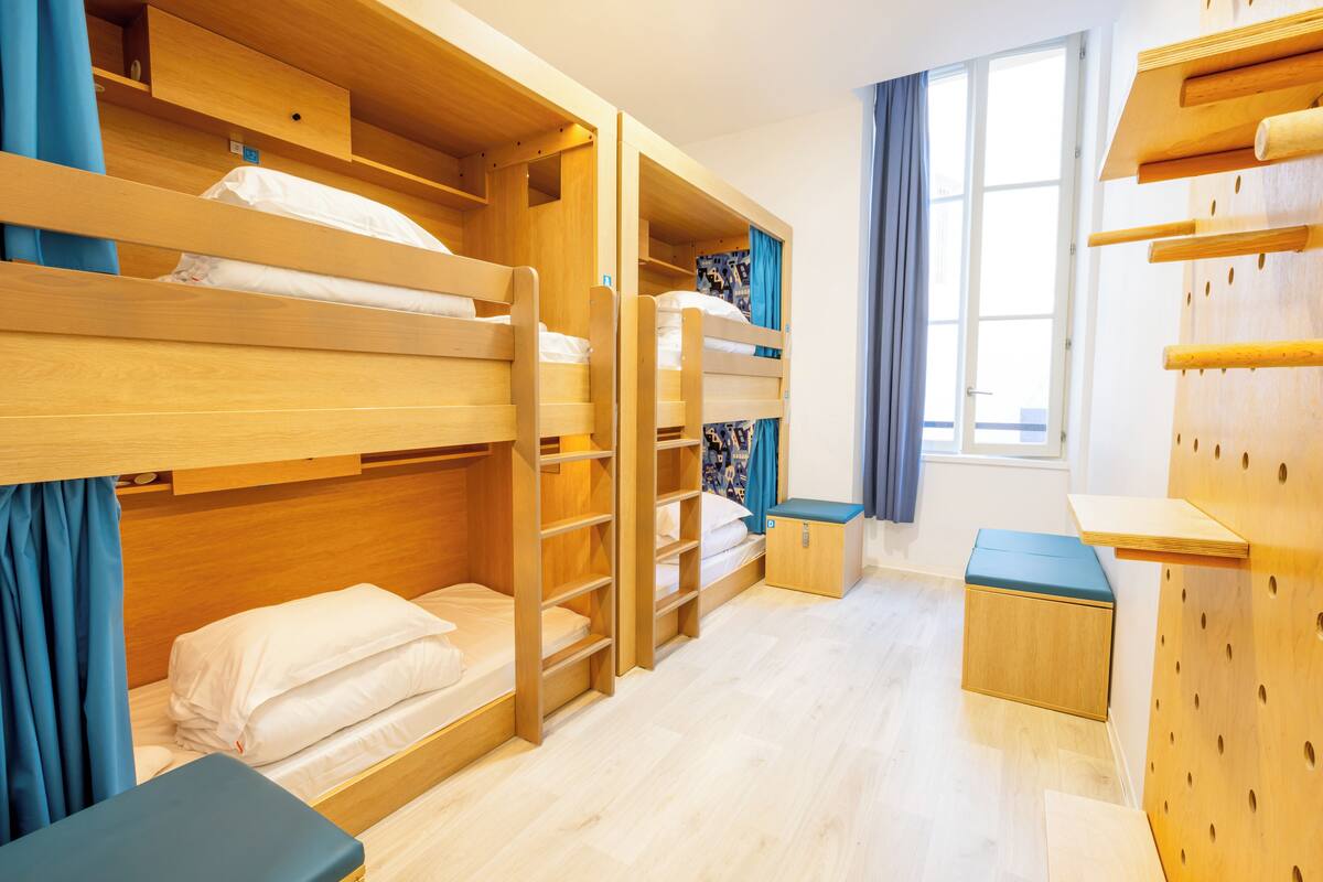 A 4 bed dorm shared bathroom | Phòng cách âm, truy cập Internet không dây miễn phí, bộ trải giường 