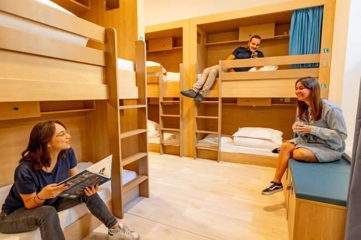 Quartos à prova de som, Wi-Fi de cortesia, roupa de cama