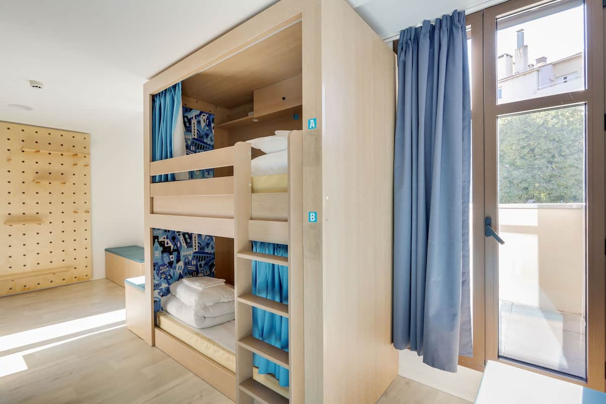 Soundproofing, free WiFi, bed sheets