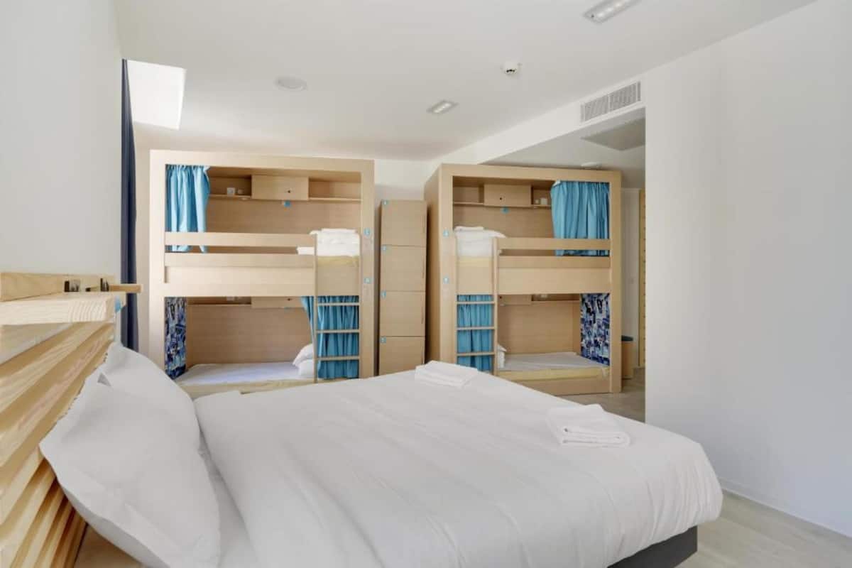 Soundproofing, free WiFi, bed sheets
