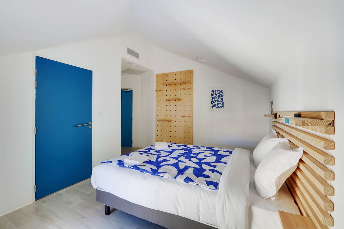 Soundproofing, free WiFi, bed sheets