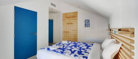 Soundproofing, free WiFi, bed sheets