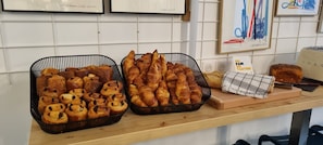 Tägliches Frühstücksbuffet (7 EUR pro Person)