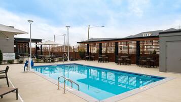 Piscina externa, guarda-sóis, espreguiçadeiras