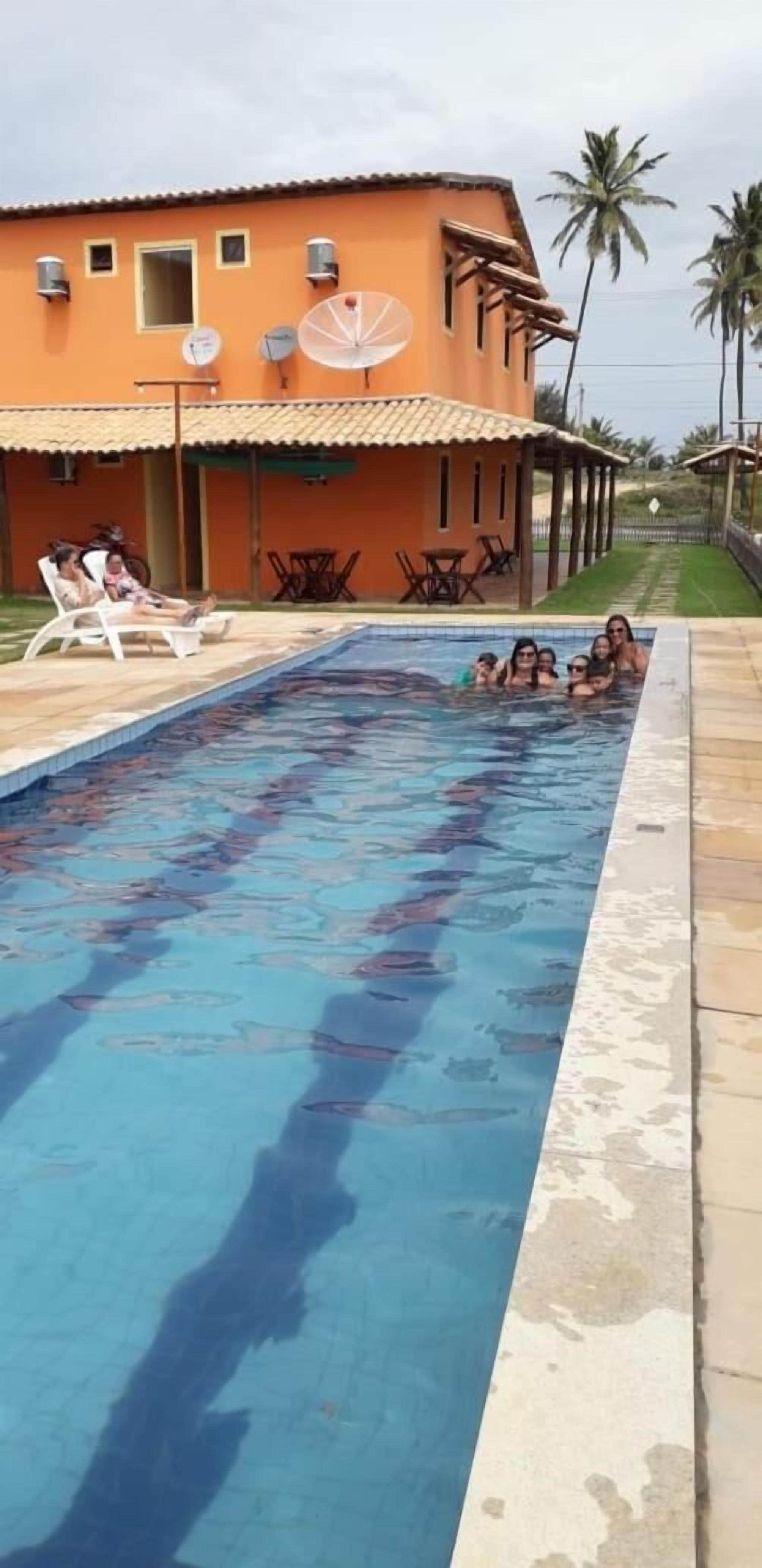 室外游泳池，日光浴躺椅