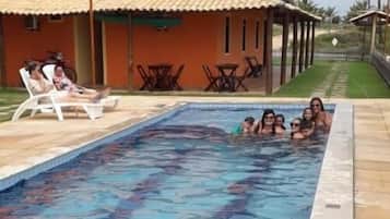 Ulkouima-allas, aurinkotuoleja