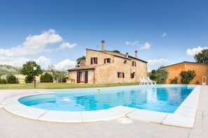 A stone house with a swimming pool and a lawn. - Villa Elisa, paradise in Tuscany (Gambassi Terme)