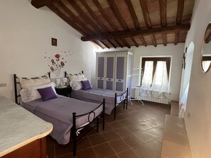 5 bedrooms, iron/ironing board, free WiFi, bed sheets