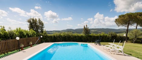 Piscine extérieure, chaises longues