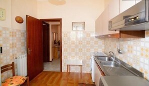 Fridge, oven, stovetop, coffee/tea maker