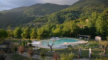 Piscina stagionale all'aperto, lettini