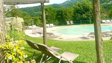 Piscine extérieure (ouverte en saison), chaises longues