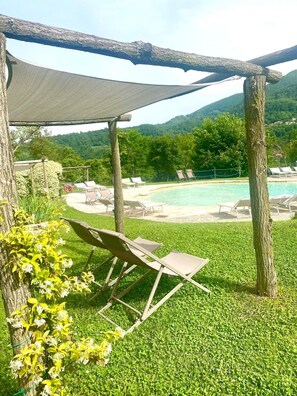 Seasonal outdoor pool, open 9:00 AM to 6:00 PM, sun loungers - Podere Conti (Filattiera)