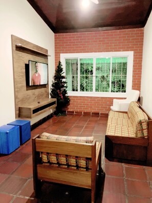 House | Living room | Flat-screen TV - Casa de Praia Guarujá 180 metros do Mar (Guarujá)