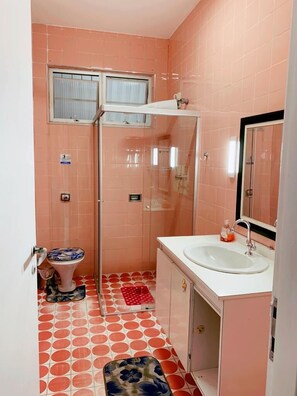 House | Bathroom | Shower, towels - Casa de Praia Guarujá 180 metros do Mar (Guarujá)