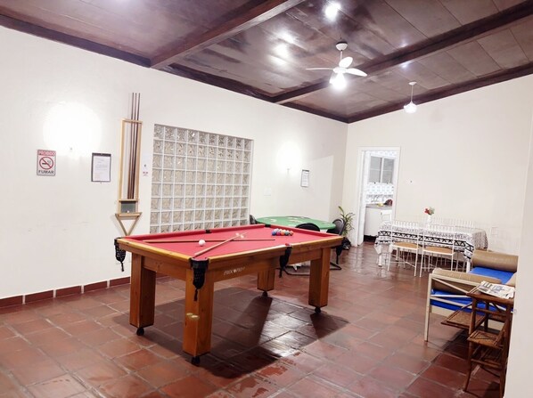 House | Living area | Flat-screen TV - Casa de Praia Guarujá 180 metros do Mar (Guarujá)