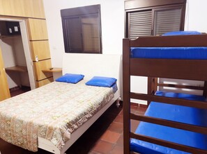 Casa | Caja de seguridad en la habitación y tabla de planchar con plancha 